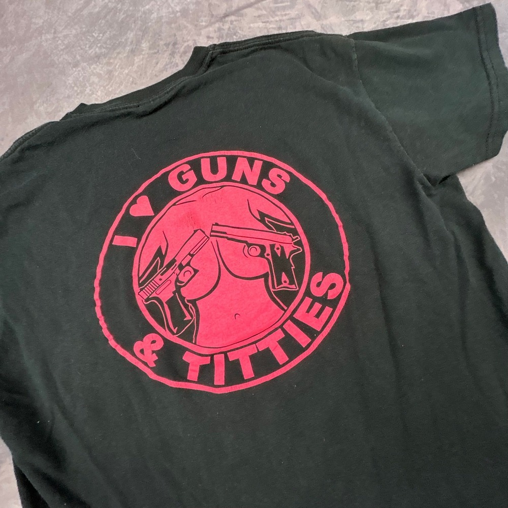 Gildan I Love Guns and Titties‎ Graphic T-Shirt Mens Medium Black Pink Y2K Boxy - Picture 3 of 6